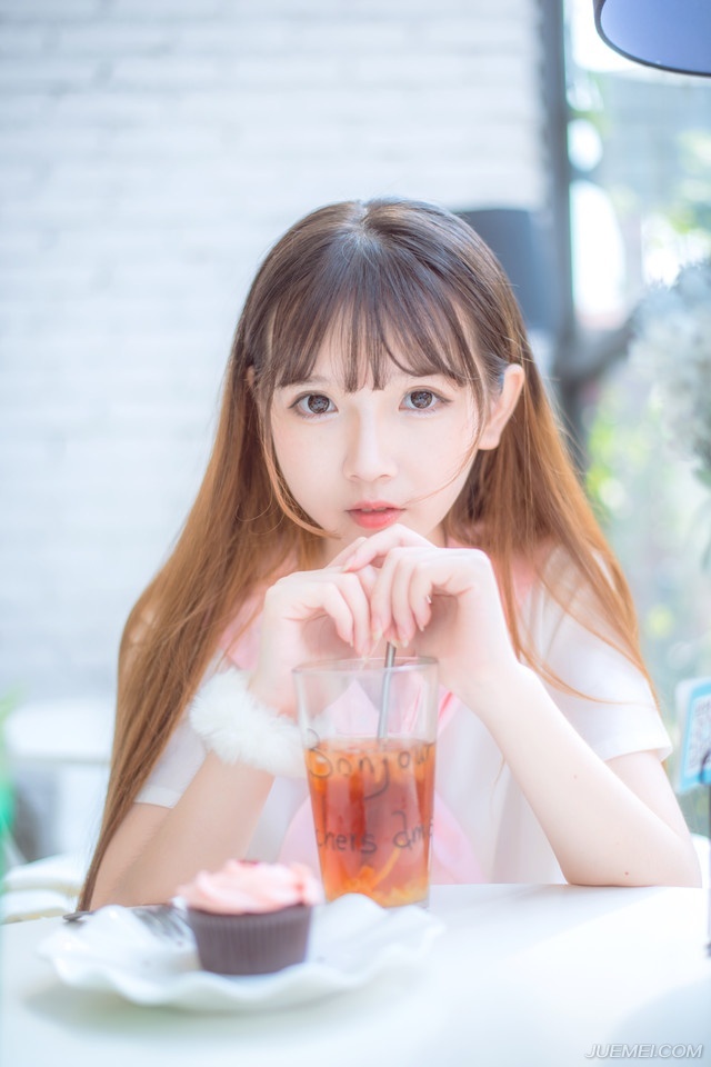 “见过孟达将军。”房间里，哪里有什么刘璋和刘璝夫人的影子，却见一男一女两人见到孟达之后，站起身来，抱了抱拳：“不知事情如何？”